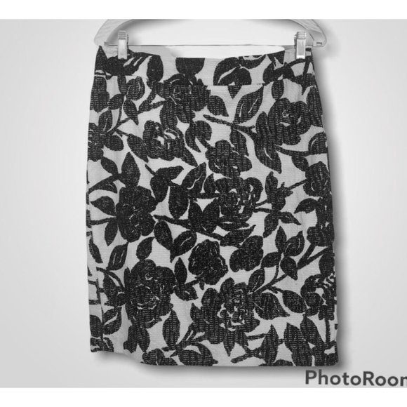 Ann Taylor Size 8 Straight Skirt Navy White Floral Cotton Textured M - Picture 1 of 4